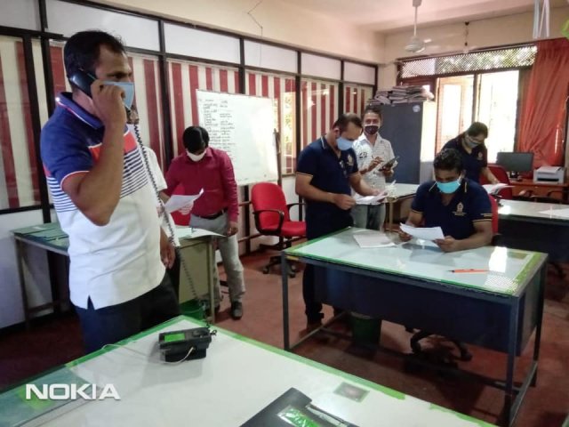 දිවා රෑ නොතකමින් සේවයේ යෙදෙන කාර්ය මණ්ඩලය...